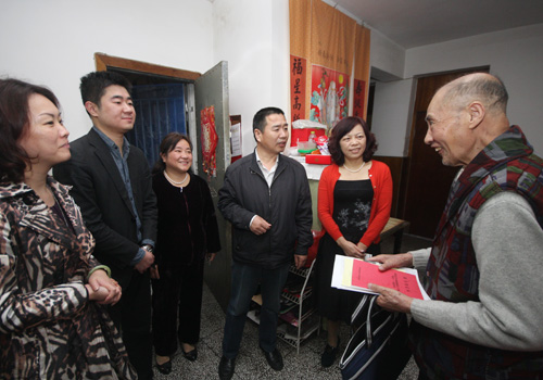  /></span></p><p><span style=font-size:16px;>    </span></p><p>    <span style=font-size: 16px;>4月4日下午，捕鱼游戏
党委书记孙太平的带领下，院纪检书记吴丽、离退休党支部挂点领导丰亮副院长、党办主任杨静月等一行5人来到医院离退休老党员韩数芝、王惠文家中送学上门。</span></p><p><span style=font-size: 16px;>    医院领导为2位老党员送上了《论群众路线——重要论述摘编》、《厉行节约能反对浪费——重要论述摘编》等群众路线教育实践活动学习资料及学习本，并讲述了中央开展此项活动的目的和意义。韩数芝、王惠文2位党员今年都已经80多岁，行动不便，接到医院领导送上的资料后十分激动，十分感谢党对他们的关心，专门为他们送学上门，他们说*定会好好学习，继续关心党，关心支部活动。同时，医院*导还听取2位老党员在医院开展党的群众路线教育实践活动意见。</span></p><p><span style=font-family: 'Times New Roman'; font-size: 16px;> </span></p><p><span style=font-size:16px;></span></p><p><span style=font-family:Times New Roman;font-size:16px;> </span></p></p>
    </div>
	        </div>
    </div>
	
	<style>
#_ideConac{position:absolute;top:0;left:0;}
</style>
<div   date-time=